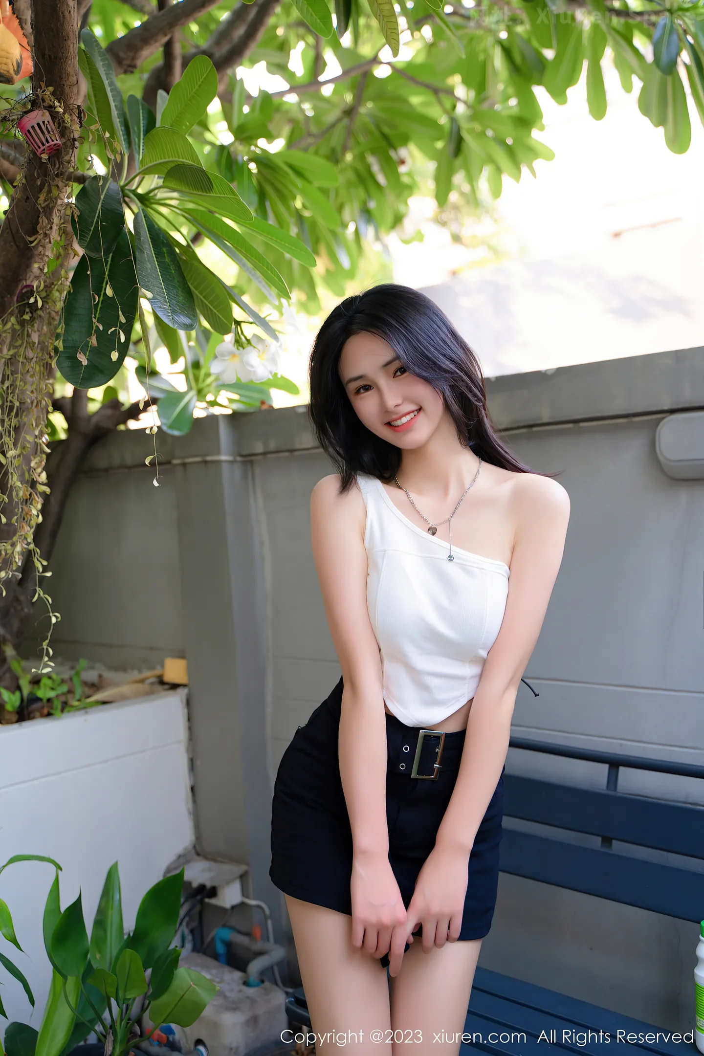 图片[2]-[XiuRen秀人网]2023.05.25 VOL.6798 艾希儿 白色单肩小背心与黑色短裙加肉丝美腿性感私房写真集-秀人网官方网站